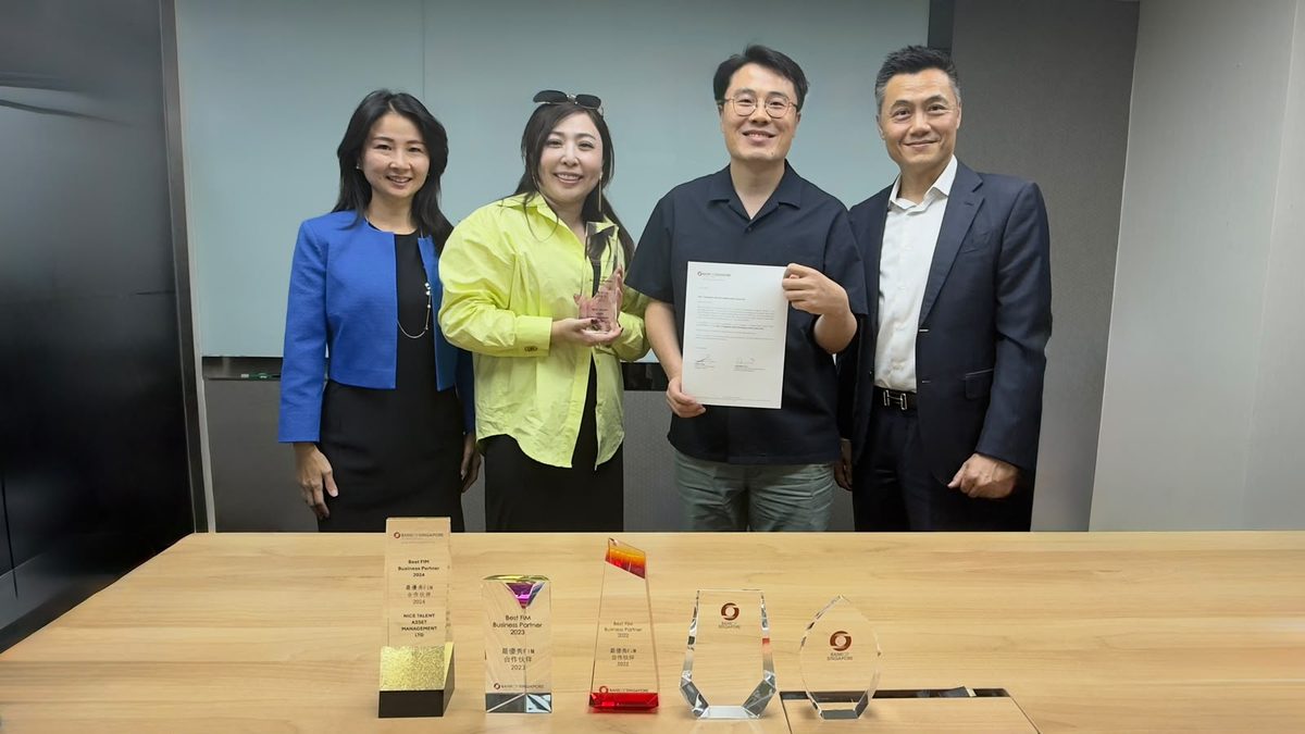 新加坡银行高层向俊贤资产管理团队颁发“最优秀FIM合作伙伴”奖座及贺函